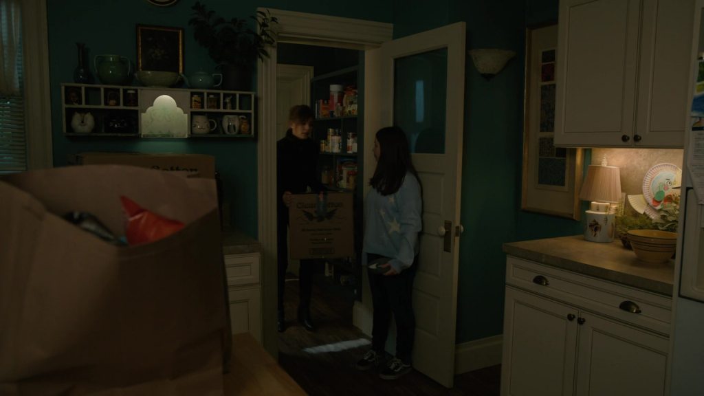Vans Sneakers in Evil S04E10 “How to Survive a Storm” (2024) (Image 8)