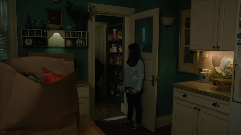 Vans Sneakers in Evil S04E10 “How to Survive a Storm” (2024) (Image 9)