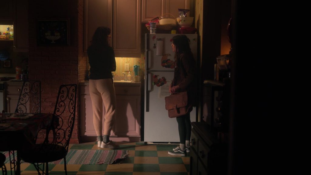 Vans Sneakers in Pretty Little Liars - Original Sin S01E08 “Chapter Eight - Bad Blood” (2022) (Image 1)