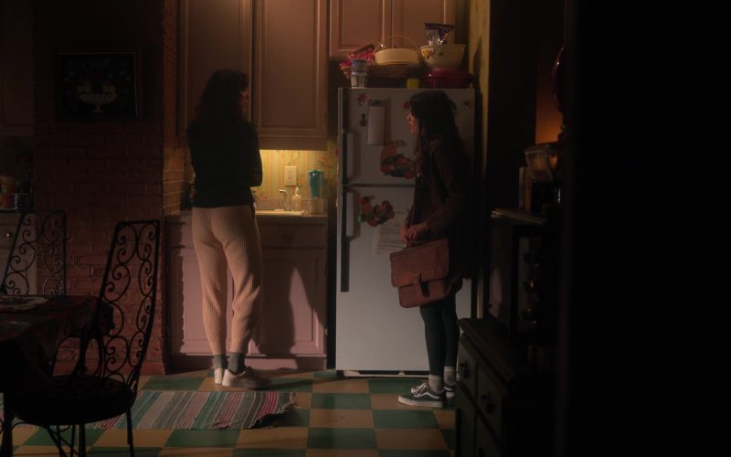 Vans Sneakers in Pretty Little Liars - Original Sin S01E08 “Chapter Eight - Bad Blood” (2022) (Image 1)