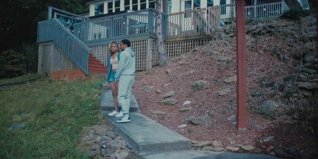 Vans Sneakers in Terror Lake Drive S03E06 “Ben” (2023) (Image 3)