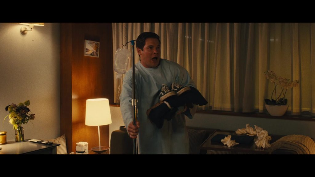 Vans Sneakers of Adam DeVine as Bumper Allen in Pitch Perfect - Bumper in Berlin S01E05 “Mutterseelenallein” (2022) (Image 1)