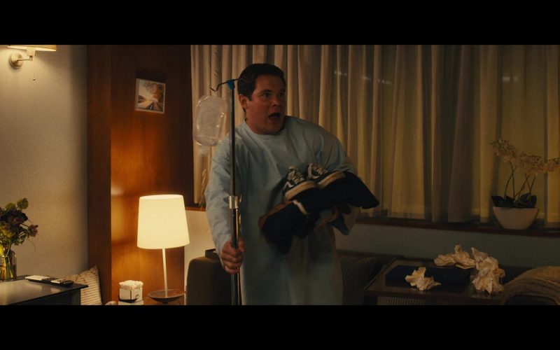 Vans Sneakers of Adam DeVine as Bumper Allen in Pitch Perfect - Bumper in Berlin S01E05 “Mutterseelenallein” (2022) (Image 1)