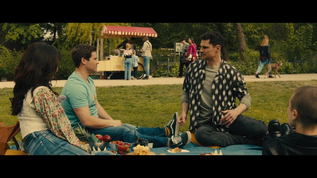Vans Sneakers of Adam DeVine as Bumper Allen in Pitch Perfect - Bumper in Berlin S01E05 “Mutterseelenallein” (2022) (Image 2)