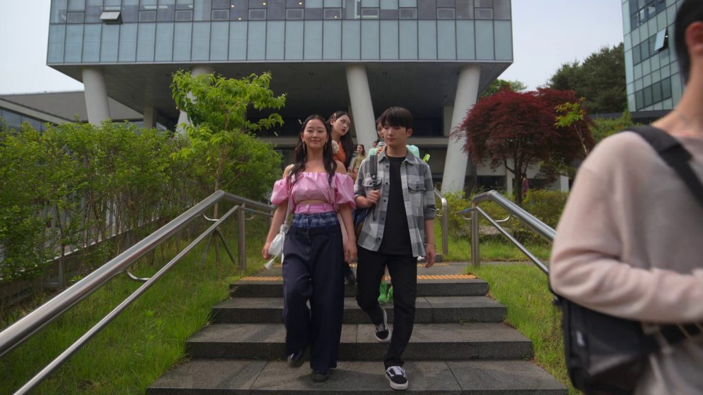 Vans Sneakers of Choi Min-young as Dae-heon Kim in XO, Kitty S01E07 “TIL” (2023) (Image 3)