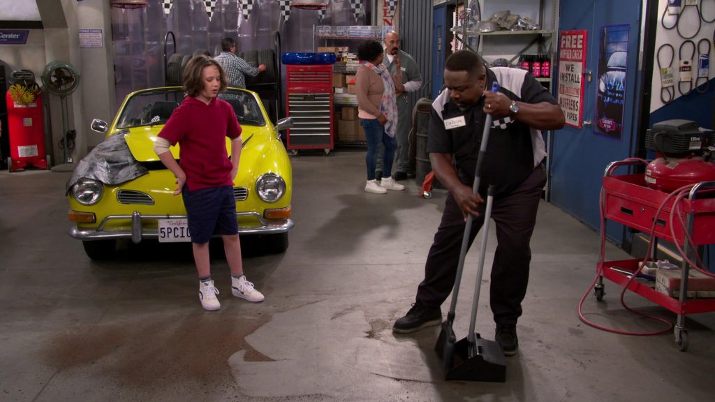 Vans Sneakers of Hank Greenspan as Grover Johnson in The Neighborhood S05E07 “Welcome to the Working Week” (2022) (Image 3)