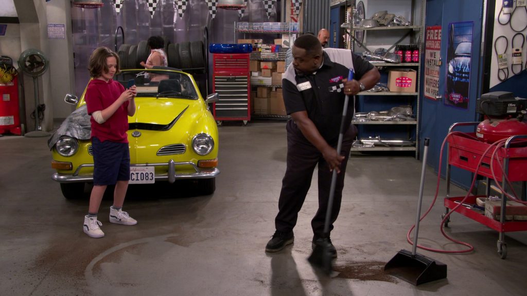 Vans Sneakers of Hank Greenspan as Grover Johnson in The Neighborhood S05E07 “Welcome to the Working Week” (2022) (Image 4)