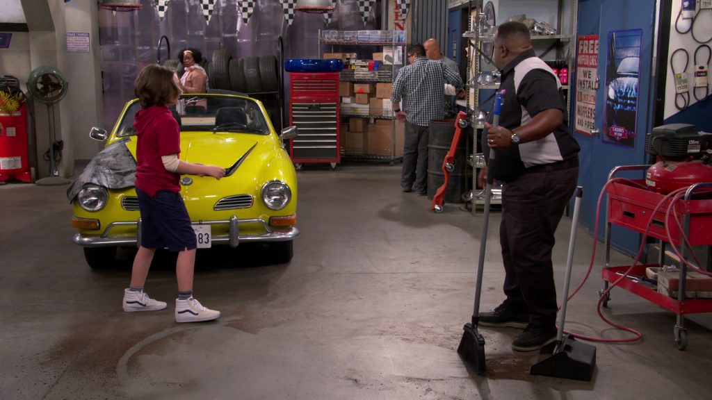 Vans Sneakers of Hank Greenspan as Grover Johnson in The Neighborhood S05E07 “Welcome to the Working Week” (2022) (Image 5)