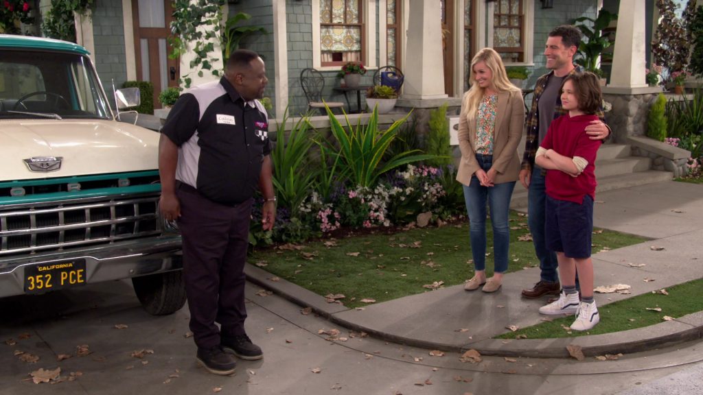 Vans Sneakers of Hank Greenspan as Grover Johnson in The Neighborhood S05E07 “Welcome to the Working Week” (2022) (Image 6)