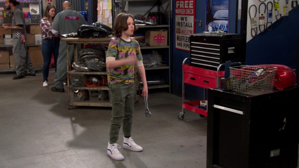 Vans Sneakers of Hank Greenspan as Grover Johnson in The Neighborhood S05E07 “Welcome to the Working Week” (2022) (Image 7)