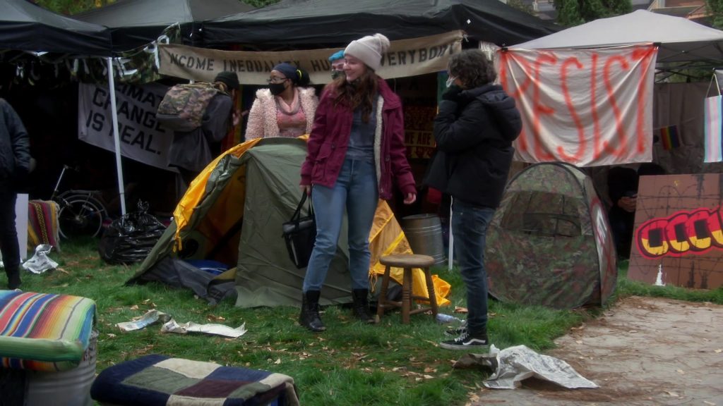 Vans Sneakers of Sara Gilbert as Darlene in The Conners S03E06 “Protest, Drug Test and One Leaves the Nest” (2020) (Image 1)