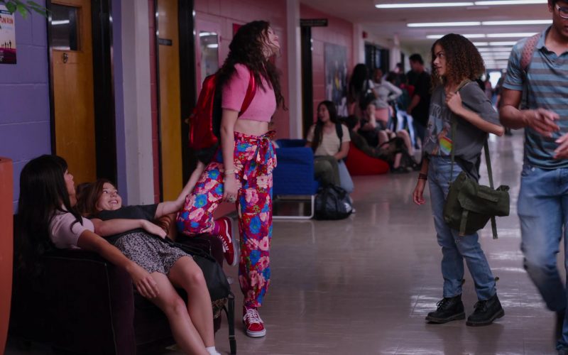 Vans Women's Shoes of Sara Waisglass as Maxine in Ginny & Georgia S01E02 “It's a Face Not a Mask” (2021) (Image 1)