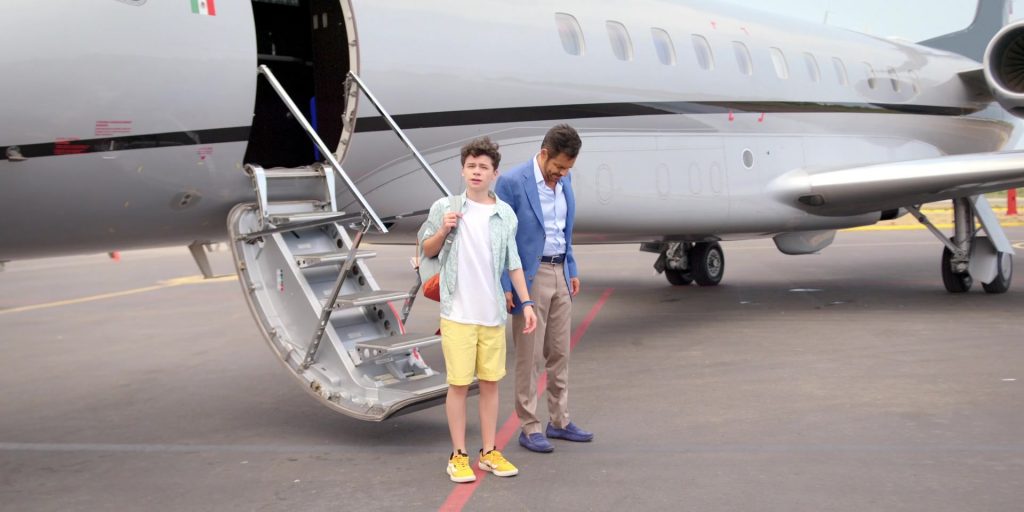 Vans Yellow Sneakers of Raphael Alejandro as Hugo in Acapulco S02E01 “Break My Stride” (2022) (Image 2)