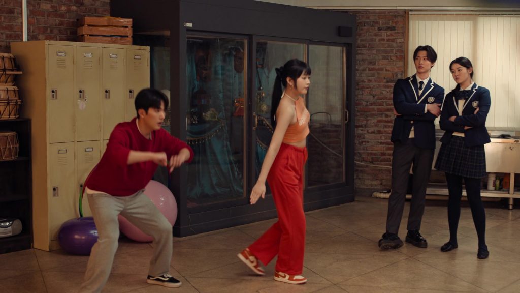 Vans and Nike Shoes in XO Kitty S02E03 “New Year’s Kiss” (2025) (Image 1)