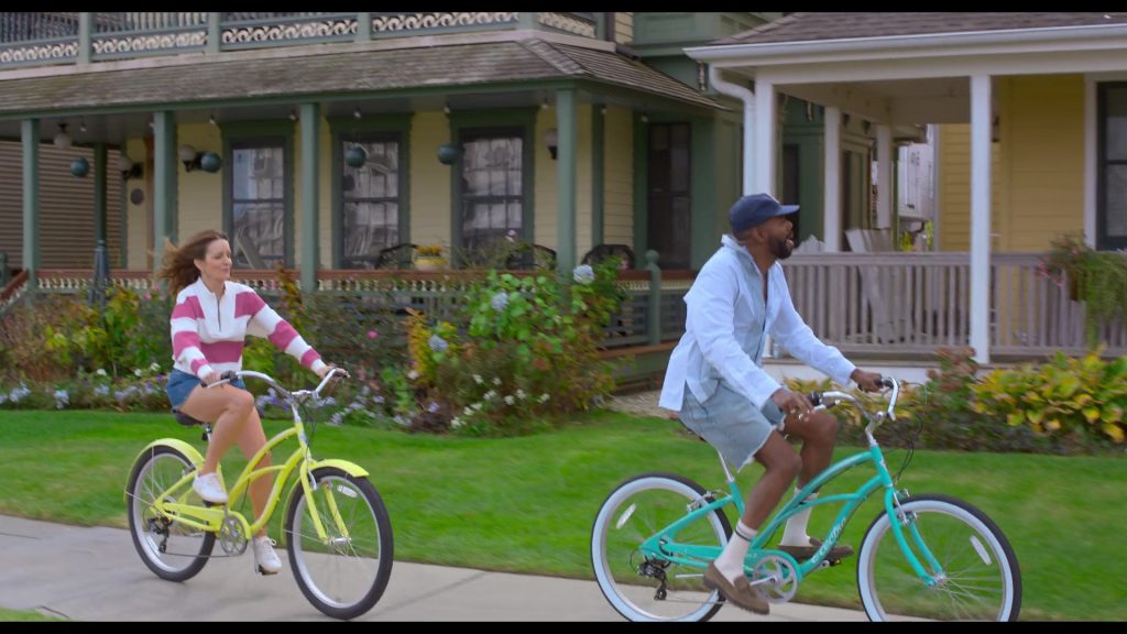 Veja Campo white leather sneakers in The Four Seasons S02E04 “On the Boardwalk” (2026) (Image 1)