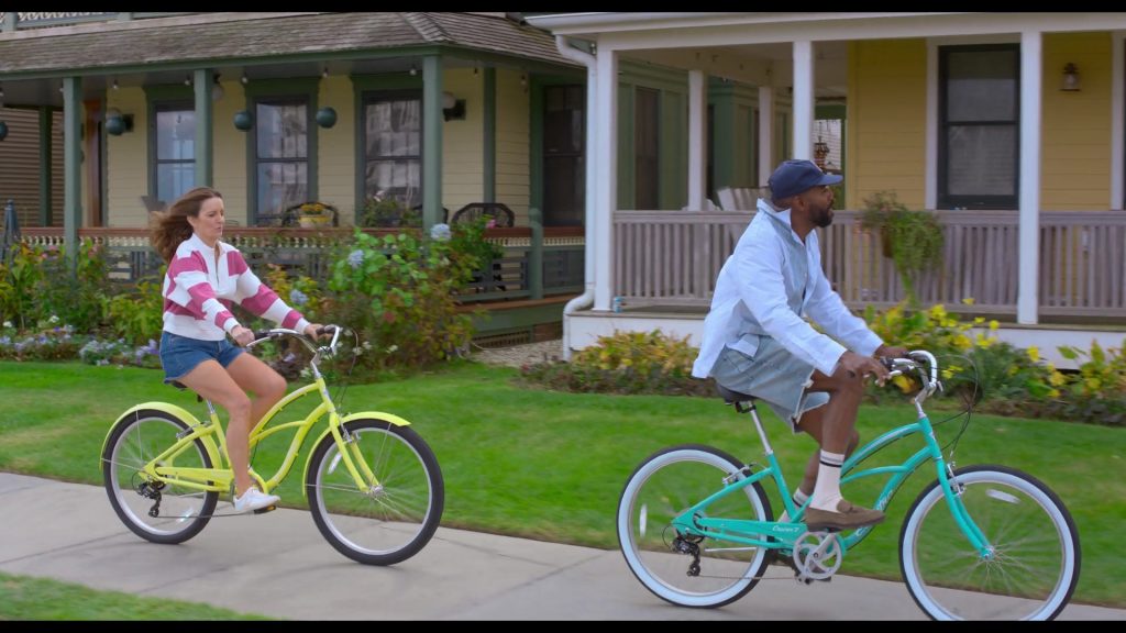 Veja Campo white leather sneakers in The Four Seasons S02E04 “On the Boardwalk” (2026) (Image 2)