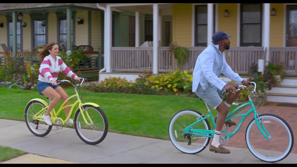 Veja Campo white leather sneakers in The Four Seasons S02E04 “On the Boardwalk” (2026) (Image 3)