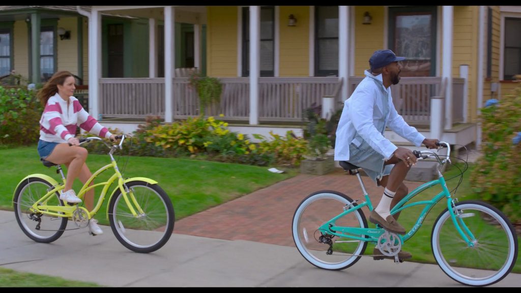 Veja Campo white leather sneakers in The Four Seasons S02E04 “On the Boardwalk” (2026) (Image 4)