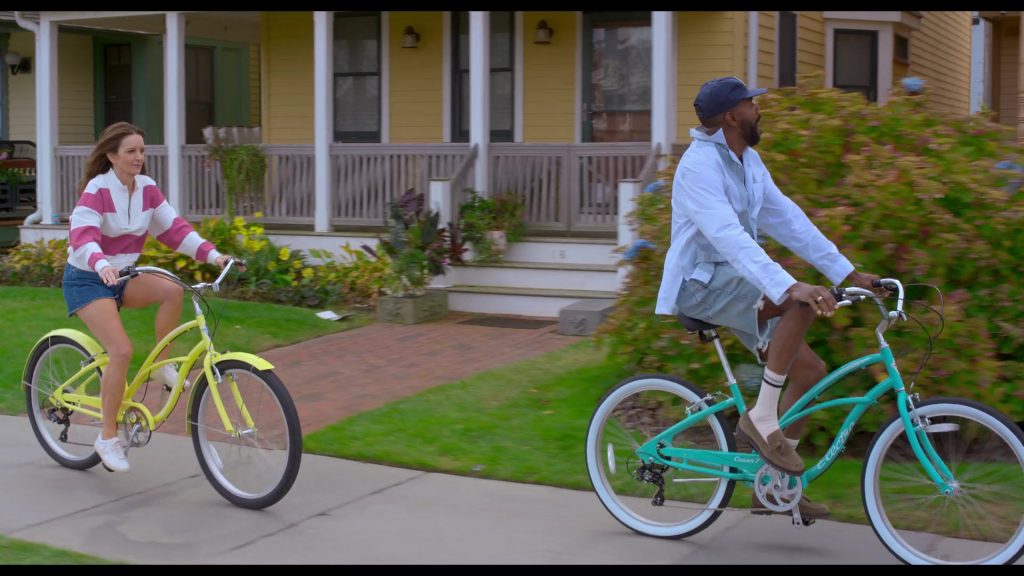 Veja Campo white leather sneakers in The Four Seasons S02E04 “On the Boardwalk” (2026) (Image 5)