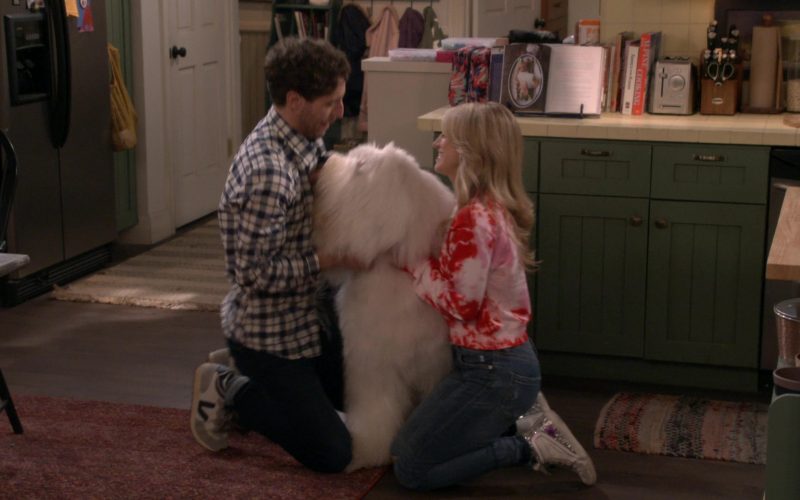 Veja Men's Sneakers Worn by Thomas Middleditch as Drew in B Positive S01E17 “Transplanticipation” (2021) (Image 1)