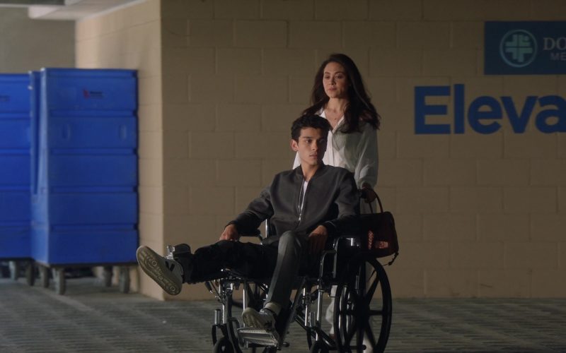 Veja Men's Sneakers in The Rookie S03E12 “Brave Heart” (2021) (Image 1)