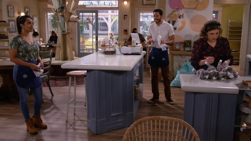 Veja Men's Sneakers of Christopher Rivas as Oscar in Call Me Kat S02E07 “Call Me Cupcake” (2022) (Image 1)