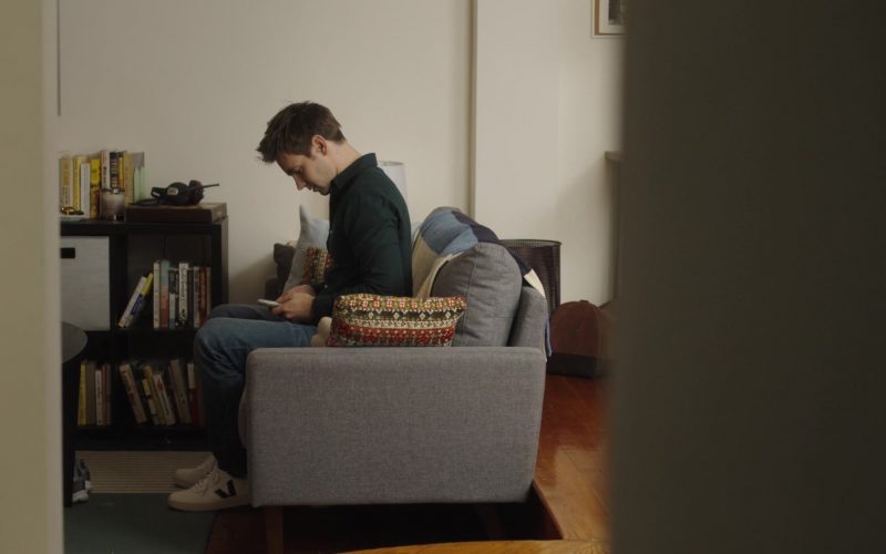 Veja Men's Sneakers of Drew Tarver as Cary Dubek in The Other Two S02E03 “Chase Guest-Edits Vogue” (2021) (Image 1)