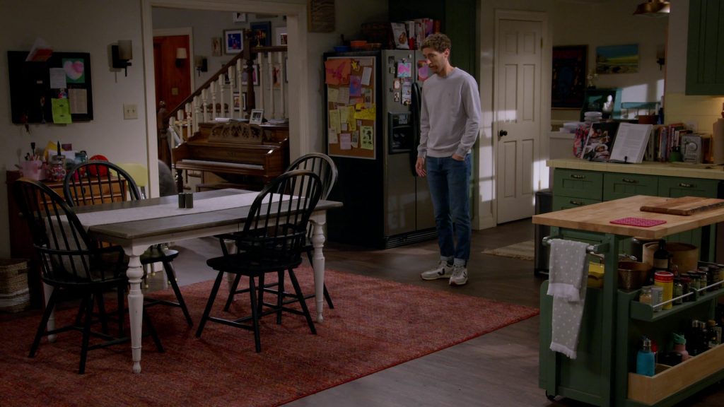 Veja Men's Sneakers of Thomas Middleditch as Drew Dunbar in B Positive S02E03 “Bagels, Billiards and a Magic Show” (2021) (Image 1)