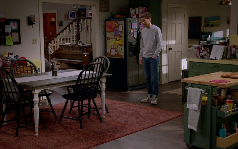 Veja Men's Sneakers of Thomas Middleditch as Drew Dunbar in B Positive S02E03 “Bagels, Billiards and a Magic Show” (2021) (Image 1)