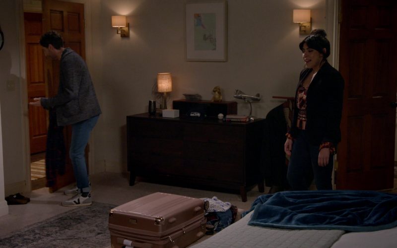Veja Men's Trainers Worn by Thomas Middleditch as Drew in B Positive S02E02 “Vermont, Switzerland and Connecticut” (2021) (Image 1)