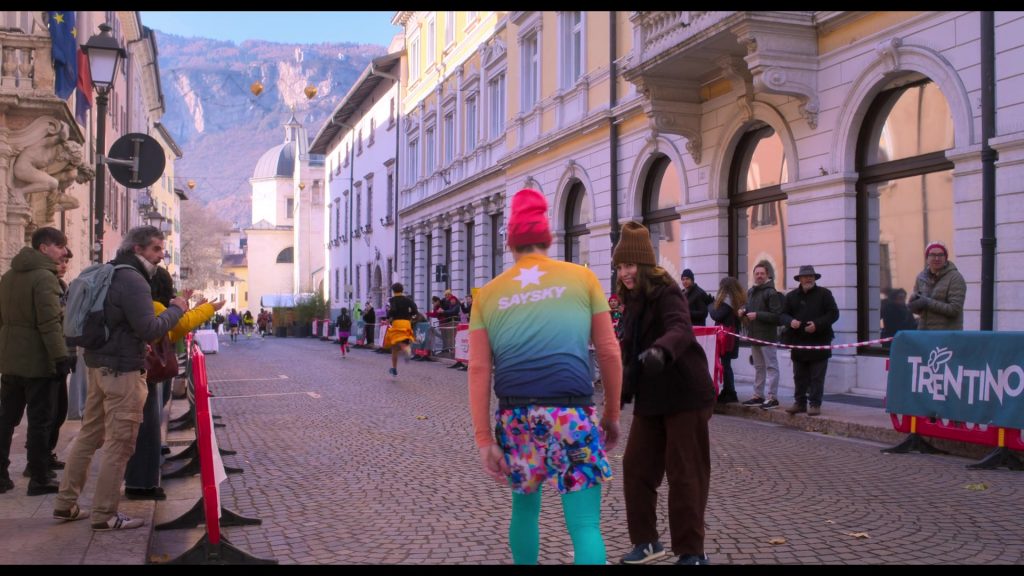 Veja SDU Rec Alveomesh trainers in The Four Seasons S02E08 “Maratona” (2026) (Image 1)