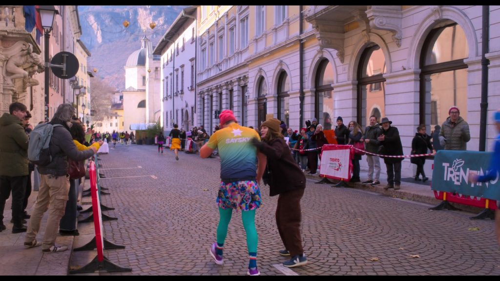 Veja SDU Rec Alveomesh trainers in The Four Seasons S02E08 “Maratona” (2026) (Image 2)
