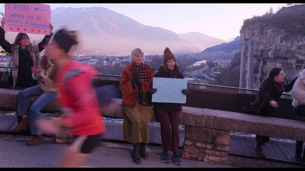Veja SDU Rec Alveomesh trainers in The Four Seasons S02E08 “Maratona” (2026) (Image 3)