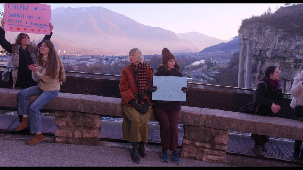 Veja SDU Rec Alveomesh trainers in The Four Seasons S02E08 “Maratona” (2026) (Image 4)