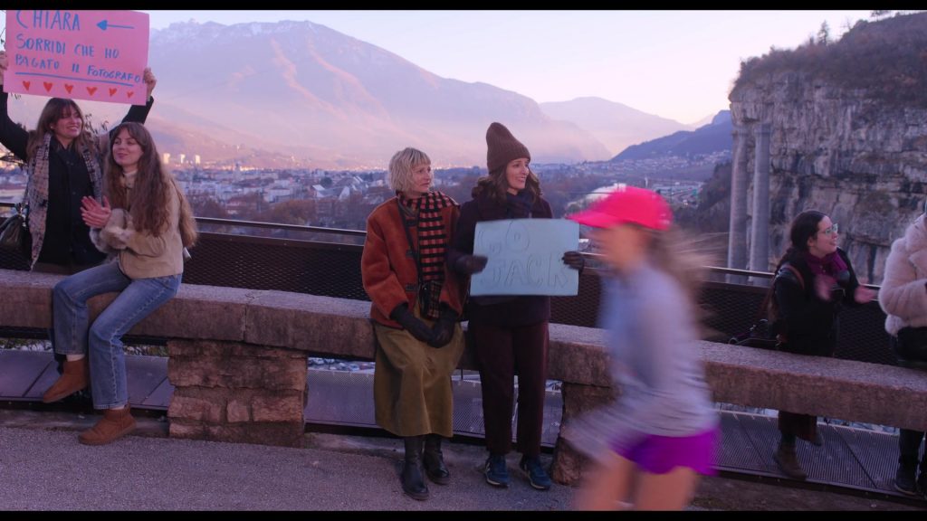 Veja SDU Rec Alveomesh trainers in The Four Seasons S02E08 “Maratona” (2026) (Image 5)