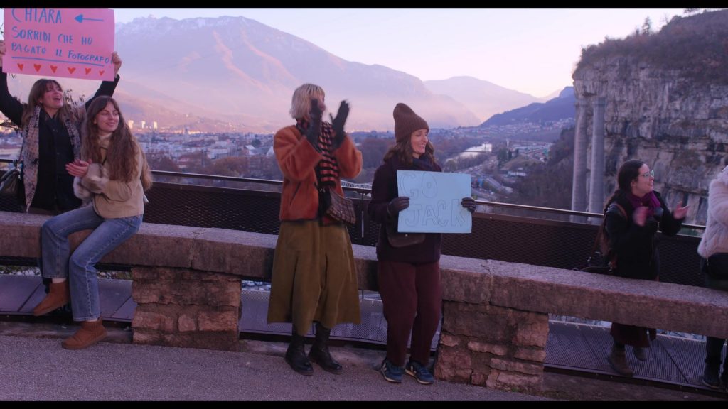 Veja SDU Rec Alveomesh trainers in The Four Seasons S02E08 “Maratona” (2026) (Image 6)