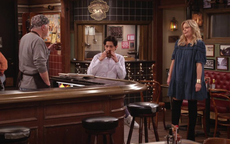 Veja Sneakers in Happys Place S02E17 “Everyone's a Critic” (2026) (Image 1)
