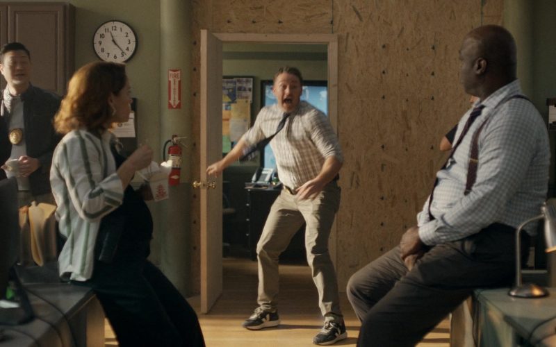 Veja Sneakers in Will Trent S04E01 “… Speaking of Sharks” (2026) (Image 1)