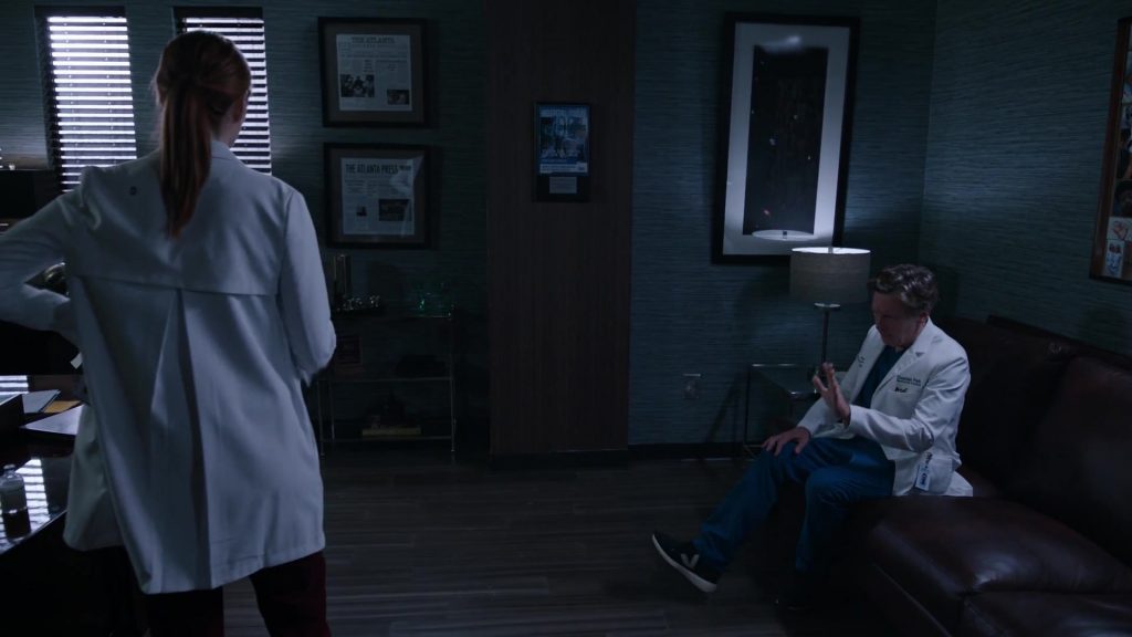 Veja Sneakers of Bruce Greenwood as Randolph Bell in The Resident S06E08 “The Better Part of Valor” (2022) (Image 1)