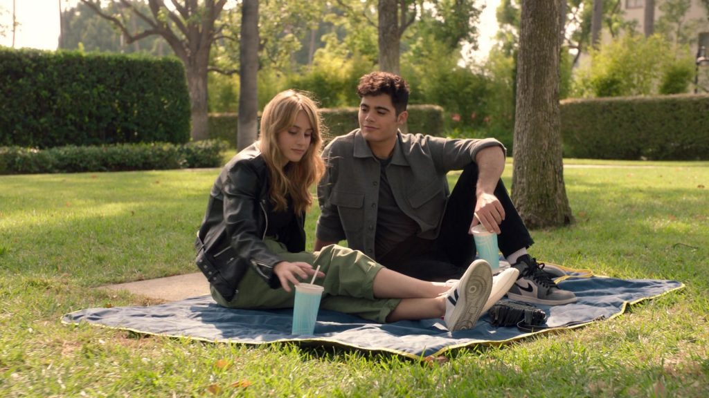 Veja Women's Shoes of Nell Verlaque as Louise Gruzinsky in Big Shot S01E05 “This is our House” (2021) (Image 1)