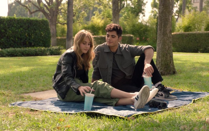 Veja Women's Shoes of Nell Verlaque as Louise Gruzinsky in Big Shot S01E05 “This is our House” (2021) (Image 1)
