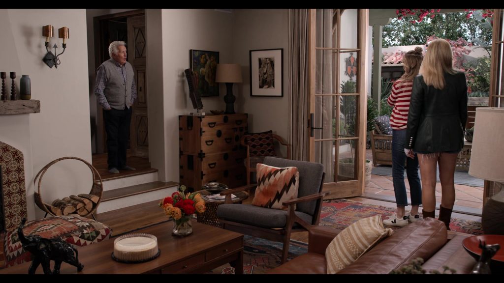 Veja Women's Sneakers of Brooklyn Decker as Mallory Hanson in Grace and Frankie S07E13 “The Last Hurrah” (2022) (Image 1)