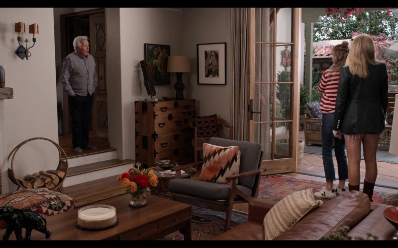 Veja Women's Sneakers of Brooklyn Decker as Mallory Hanson in Grace and Frankie S07E13 “The Last Hurrah” (2022) (Image 1)