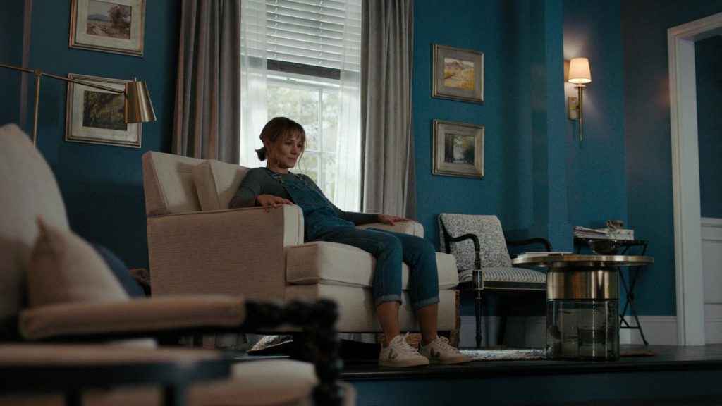 Veja Women's Sneakers of Kristen Bell as Anna Whitaker in The Woman in the House Across the Street from the Girl in the Window S01E06 (2022) (Image 1)