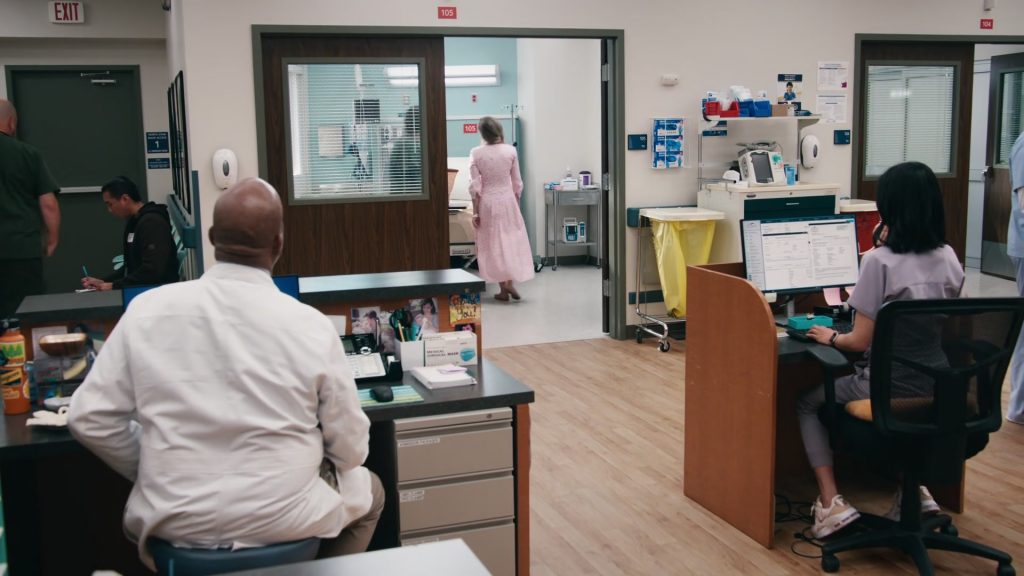 Vtech Phone, Nike Air Max 90 Sneakers in St. Denis Medical S02E06 “I Left a Woman on the Table” (2025) (Image 4)