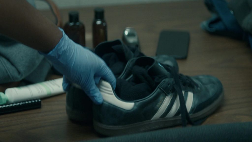 Adidas Samba OG sneakers in Brilliant Minds S02E16 “Senses” (2026) (Image 1)