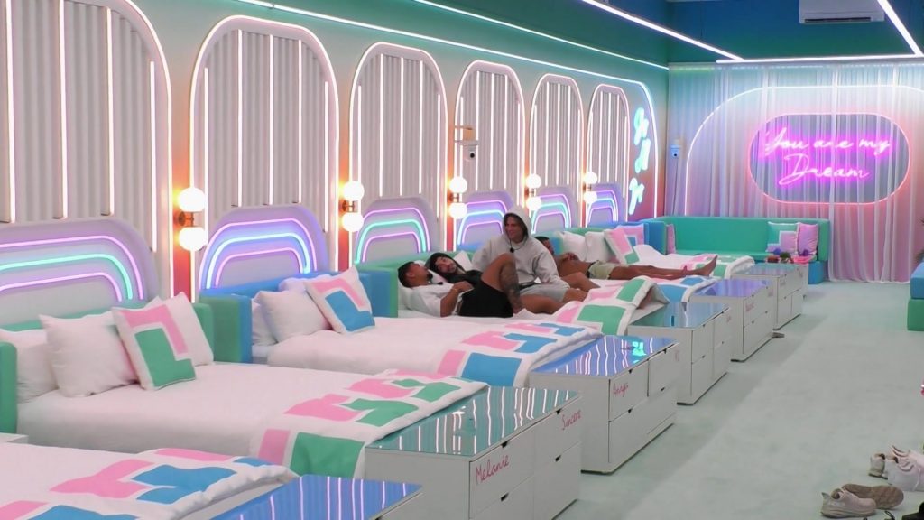 Hoka Sneakers in Love Island USA S08E04 (2026) (Image 1)