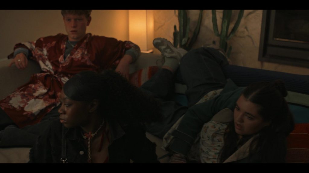 New Balance 530 sneakers in Alice and Steve S01E03 (2026) (Image 1)