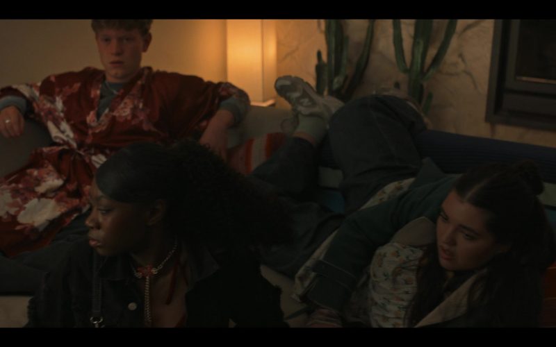 New Balance 530 sneakers in Alice and Steve S01E03 (2026) (Image 1)