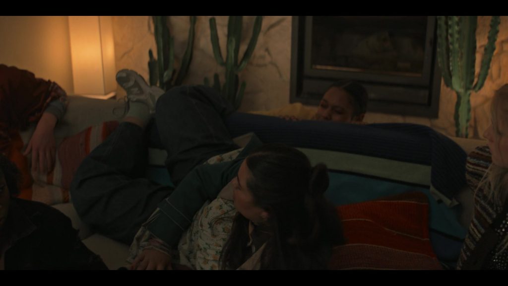 New Balance 530 sneakers in Alice and Steve S01E03 (2026) (Image 2)
